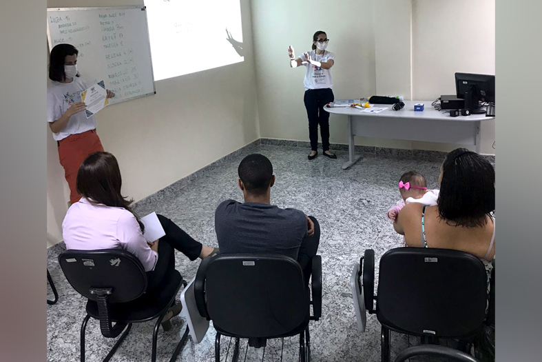 Pessoas assistindo a uma palestra.