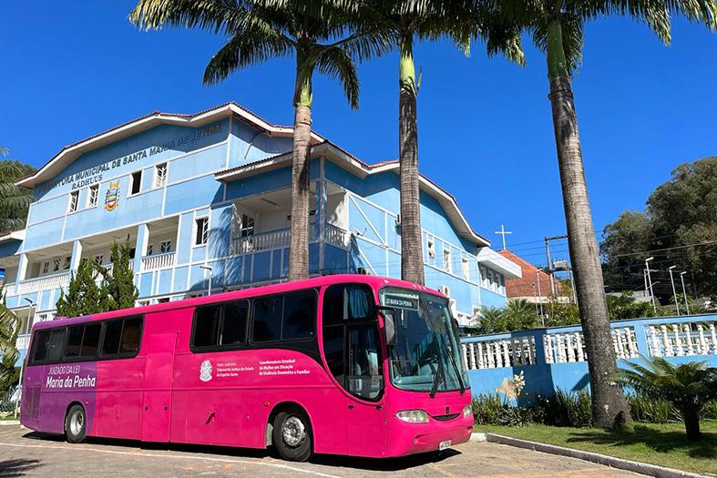 Ônibus do Juizado Itinerante da Lei Maria da Penha estacionado próximo a uma edificação no município capixaba de Santa Maria de Jetibá. .