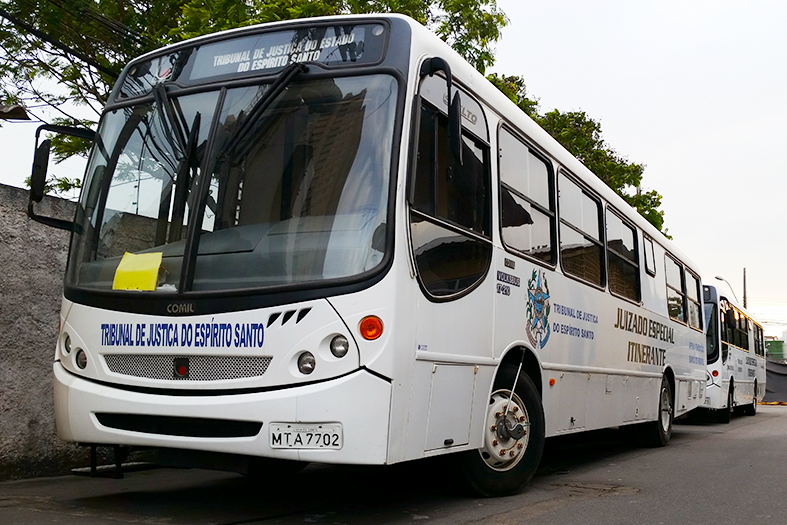 ônibus da Justiça Comunitária estacionado.