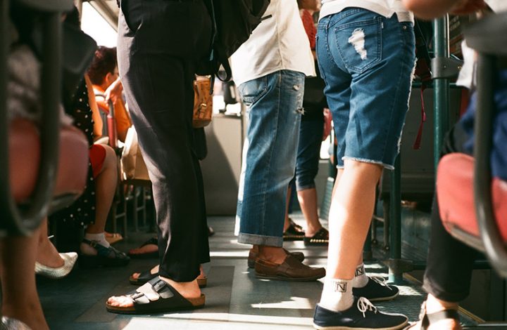 Passageira que caiu em ônibus após motorista frear bruscamente deve ser indenizada