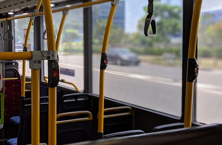 Passageiro que caiu em terminal ao tentar embarcar em ônibus será indenizado