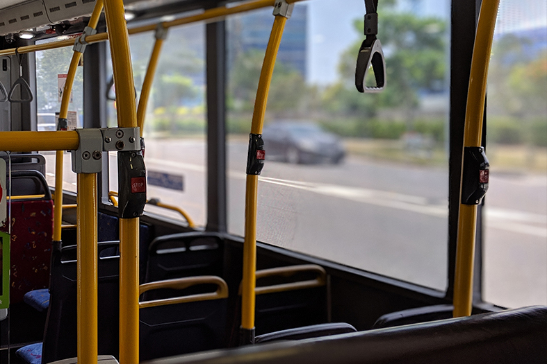 Interior de um ônibus intermunicipal.