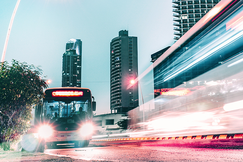 Ônibus municipal parado próximo ao ponto.