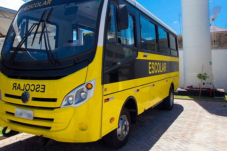 Micro-ônibus escolar.