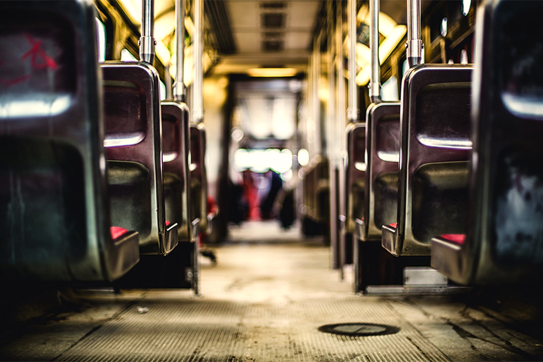 Interior de um ônibus municipal.