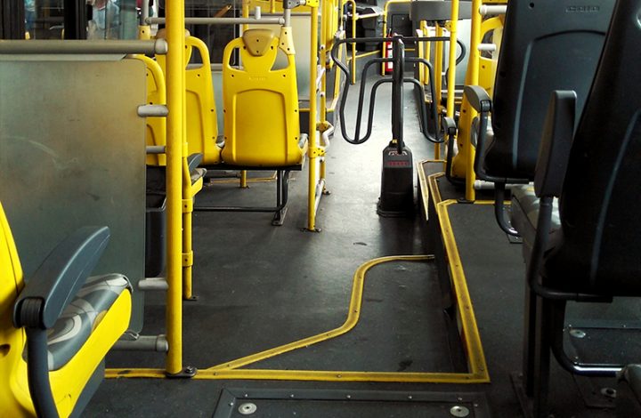 Passageira ferida após motorista passar em alta velocidade por quebra-molas será indenizada