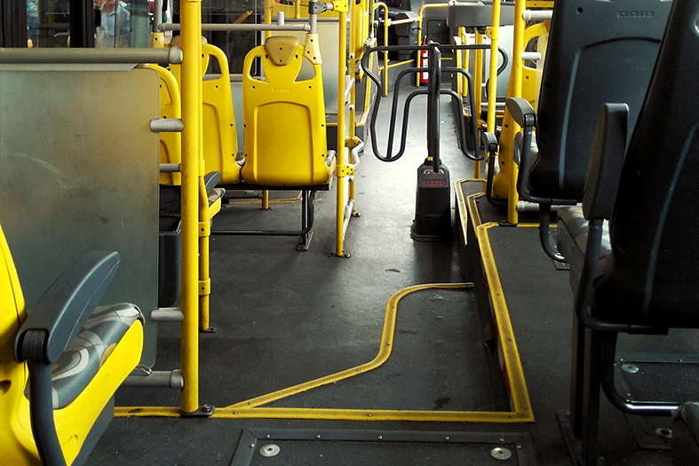 Interior de um ônibus intermunicipal.