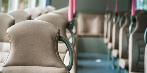 Interior de um ônibus com poltronas confortáveis