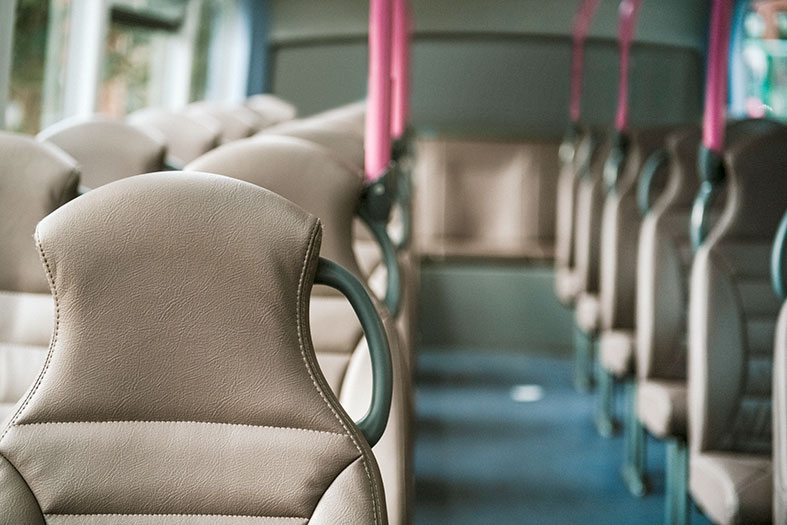 Interior de um ônibus com poltronas confortáveis