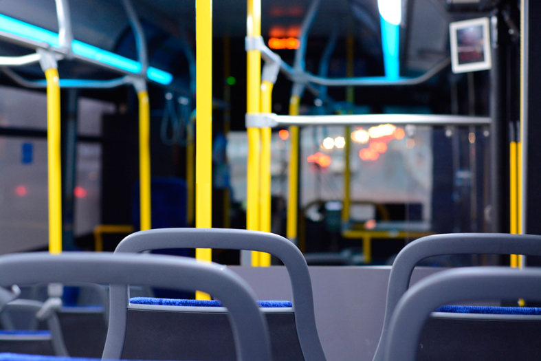 Interior de um ônibus intermunicipal.