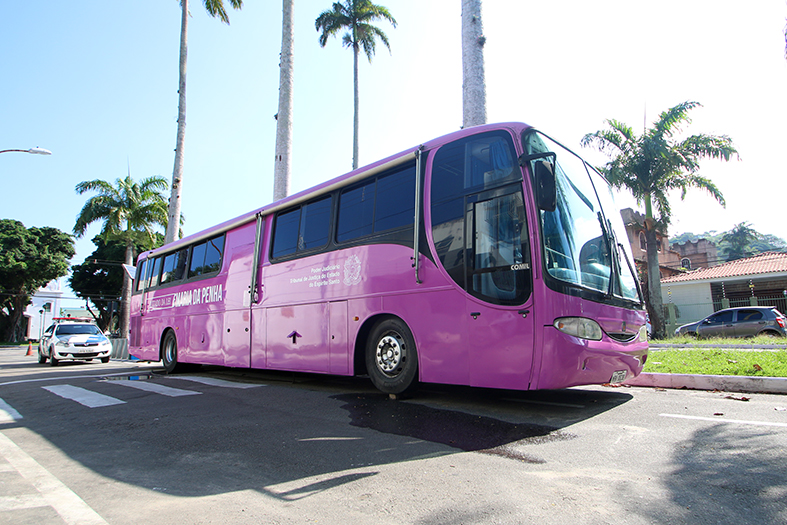 ônibus de coloração rosa que concentra as ações do juizado itinerante da lei maria da penha