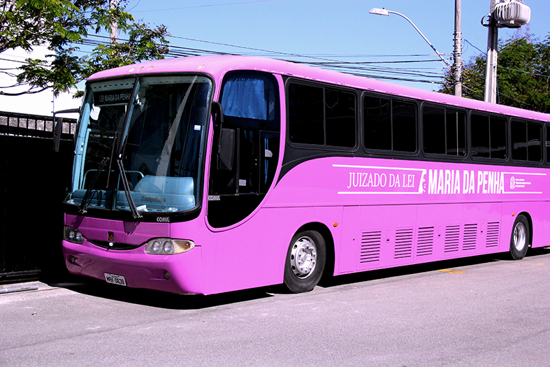Ônibus de cor rosada que faz atendimentos jurídicos para mulheres vítimas de violência doméstica e familiar.