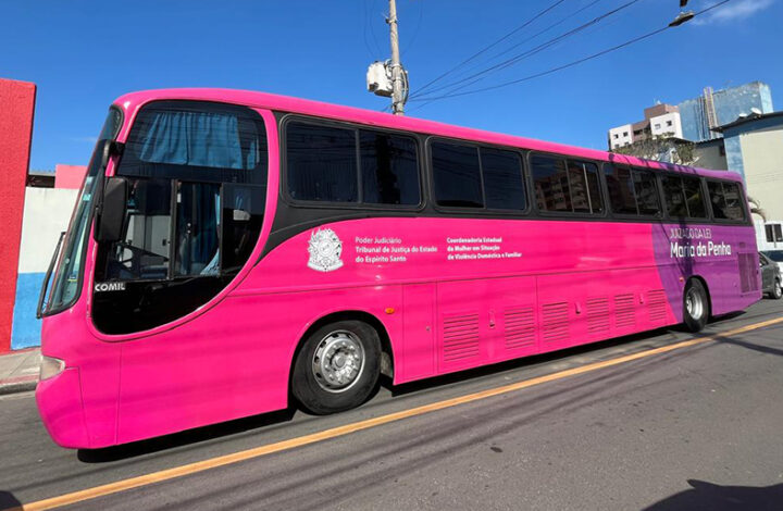 Ônibus Rosa da Lei Maria da Penha marca presença em mais 4 cidades capixabas