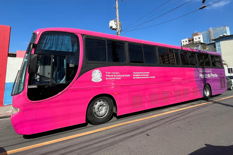 Ônibus em tons rosados que faz atendimentos jurídicos para mulheres vítimas de violência doméstica e familiar.