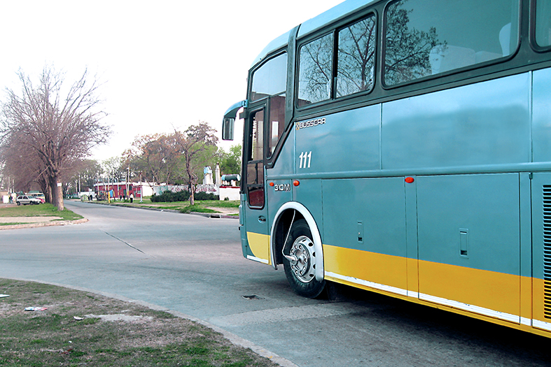 Ônibus de turismo em uma estrada.