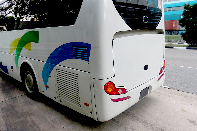 Detalhe da traseira de um ônibus de turismo.