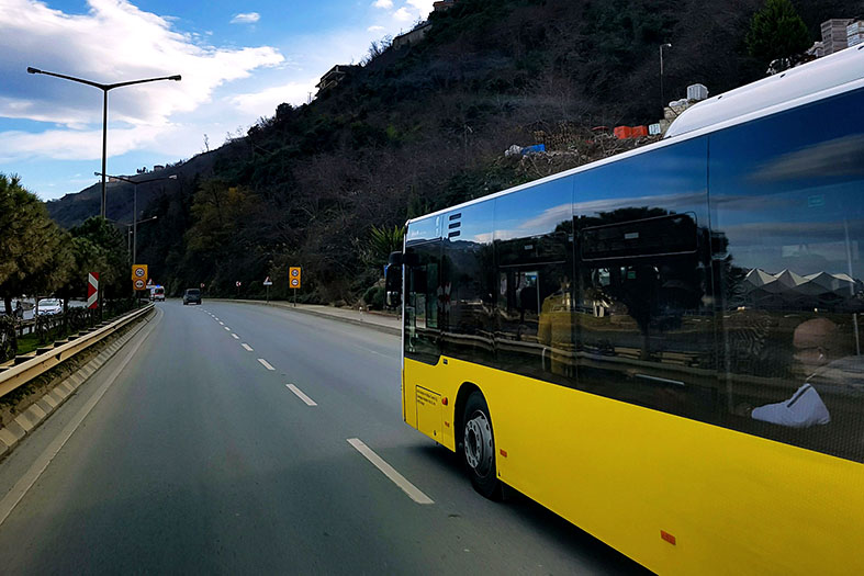 ônibus de turismo em estrada de asfalto