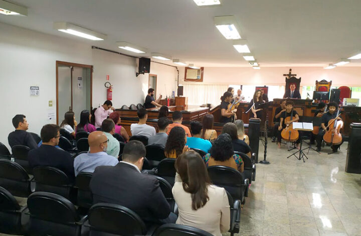 Fórum de Cachoeiro de Itapemirim recebe a orquestra de Câmara “Tocando em Frente”