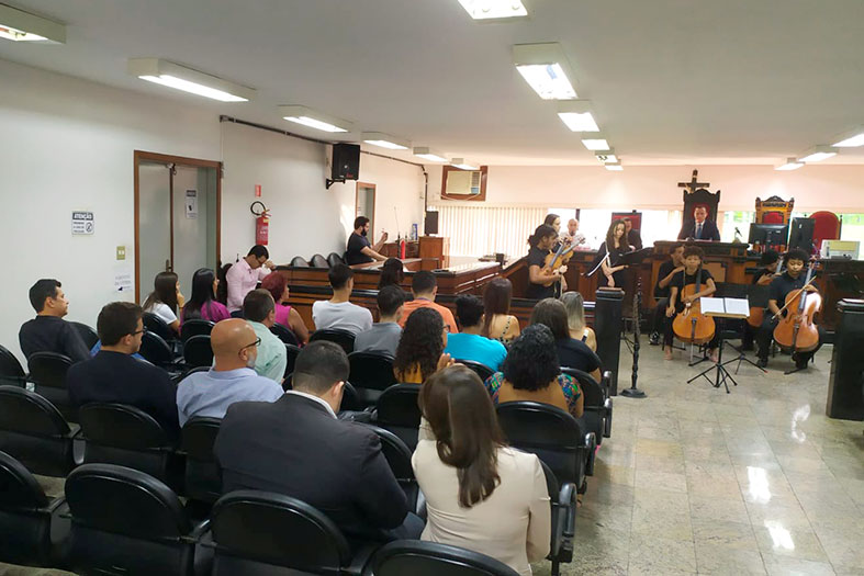 A orquestra de Câmara “Tocando em Frente” em apresentação no salão do júri do fórum de Cachoeiro de Itapemirim/ES.
