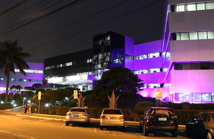 Prédio do TJES recebe iluminação especial em apoio ao movimento Outubro Rosa