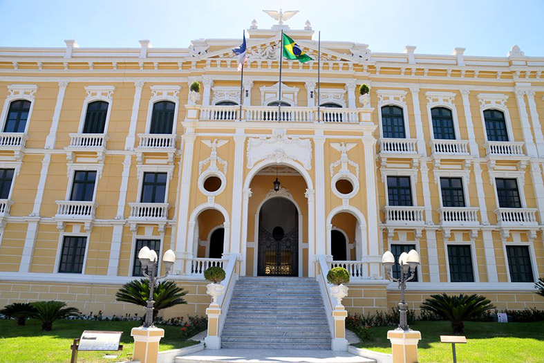 Vista frontal da fachada do Palácio Anchieta, sede do Governo Estadual do Espírito Santo.
