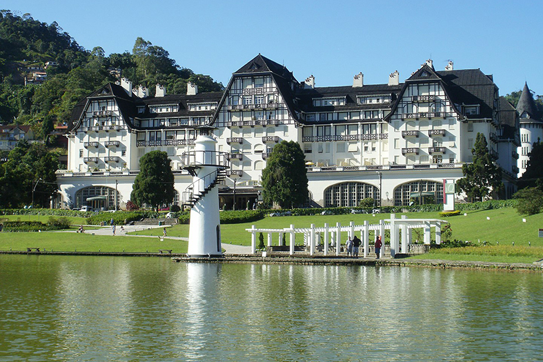 Palácio Quitandinha, hotel com arquitetura em estilo normando-francês localizado em Petrópolis/RJ.