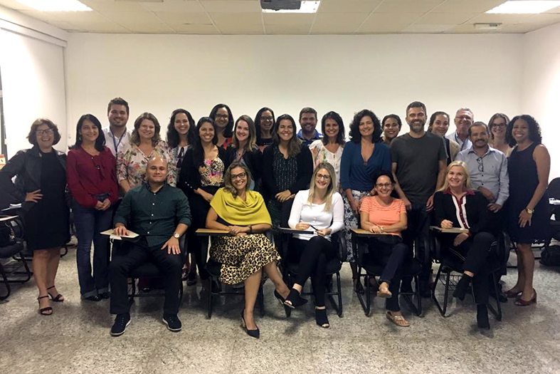 25 mediadores e mediadoras posam para foto.