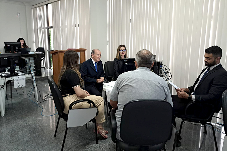 Magistrado e servidores do judiciário capixaba prestam atendimento durante ação de pautas concentradas.