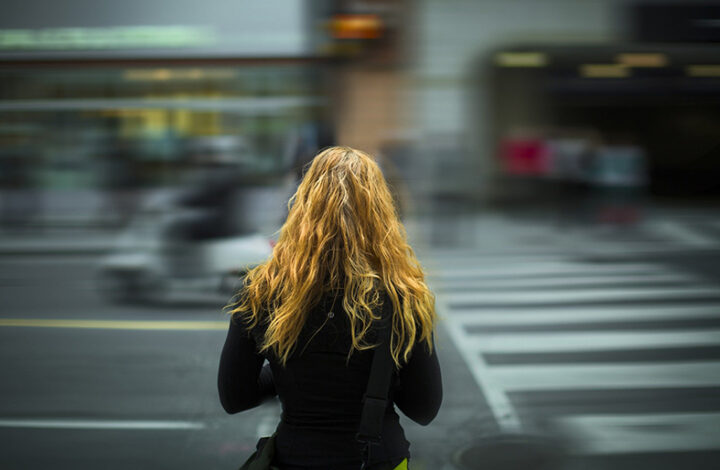 Mulher que sofreu trauma após cair em buraco ao atravessar avenida deve ser indenizada