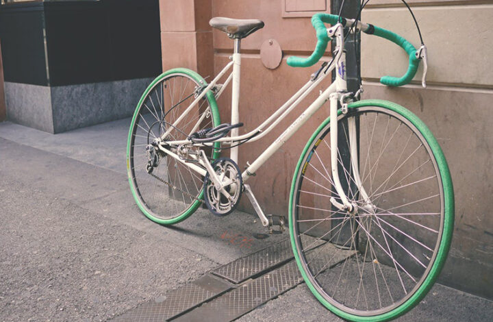 Estudante que caiu de bicicleta em frente a faculdade deve ter custeado tratamento odontológico
