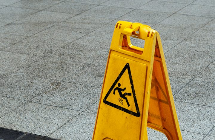 Shopping é condenado a indenizar em R$ 6 mil cliente que escorregou em piso molhado