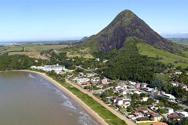 Fotografia aérea do litoral da cidade de Piúma, Sul do Estado do Espírito Santo.