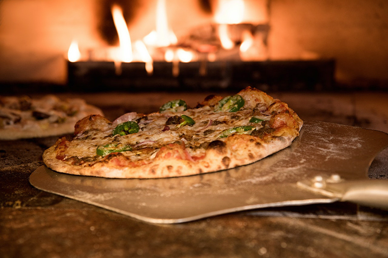 Pizza assada no forno à lenha.