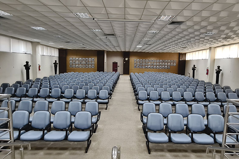 Vista das cadeiras que compõem a plateia do salão do Tribunal Pleno do TJES.