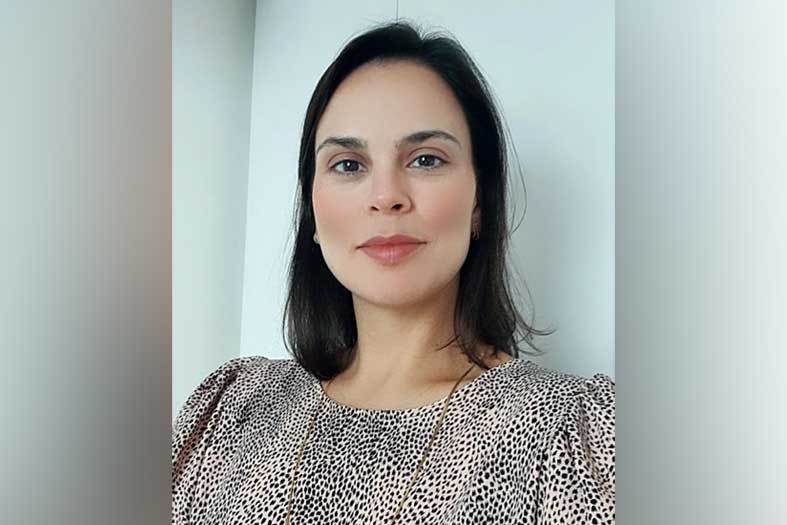 A servidora Amina Moreira, mulher de pele branca, com cabelos na cor preta.