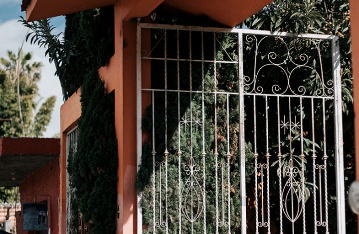 Homem deve receber pensão vitalícia e indenização de R$20 mil após um portão cair sobre ele