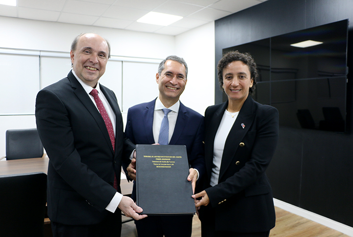 O presidente do TJEs, Desembargador Samuel Meira Brasil Jr, a Presdente da OAB-ES, Sra. Erica Neves e o novo Desembargador empossado, Alexandre Puppim posam para foto.