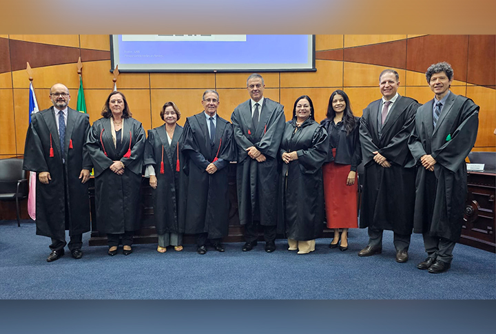 Magistrados posam para foto em cerimonia no TRE-ES.