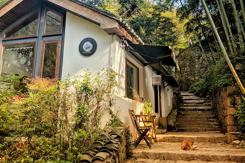 Uma construção estilo colonial em meio a natureza.