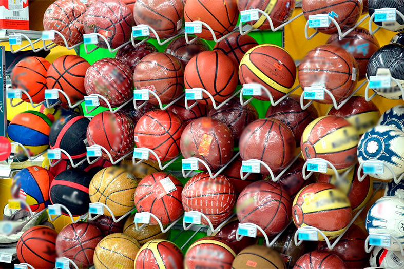 Várias bolas de basquete organizadas em estante