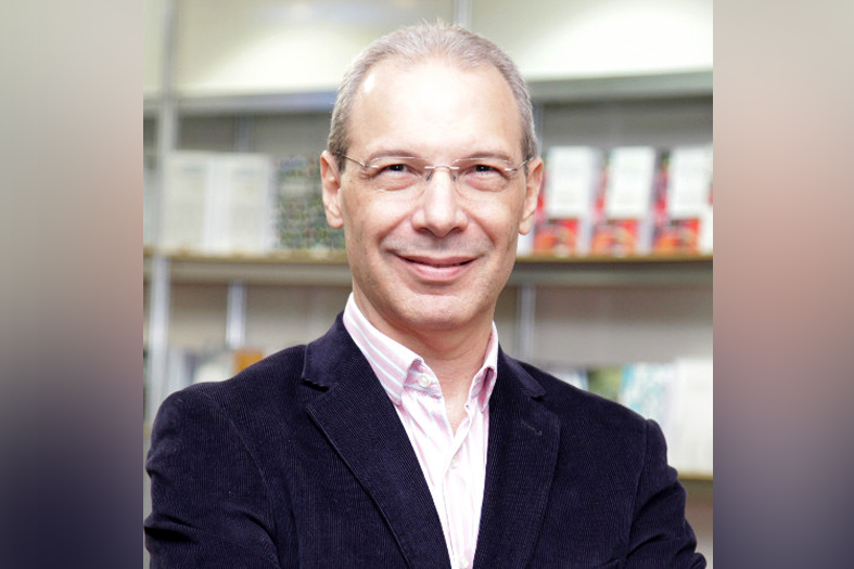 Professor Marcos Dessaune, homem calvo de pele branca e óculos de grau.