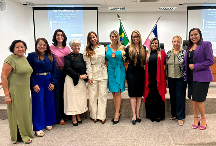 Magistradas e servidoras do Poder Judiciário capixaba reunidas para foto.