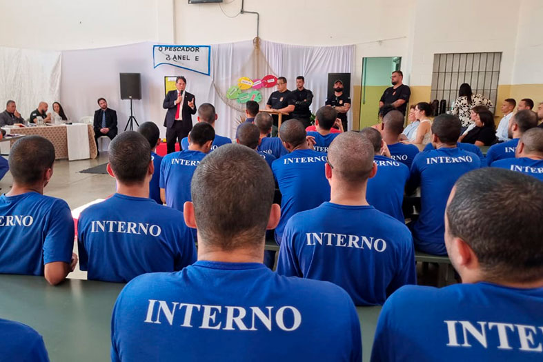O supervisor do Departamento de Monitoramento e Fiscalização do Sistema Carcerário e do Sistema de Execução de Medidas Socioeducativas (DMF) e conselheiro do CNJ, José Rotondano se dirige à uma plateia de detentos em Linhares durante o lançamento do projeto Mentes Literárias do CNJ.