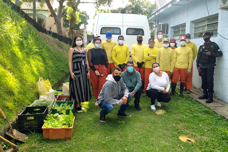 Grupo de pessoas posa para foto