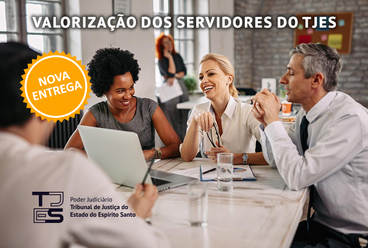 Pessoas conversando envolta de uma mesa em um escritório.