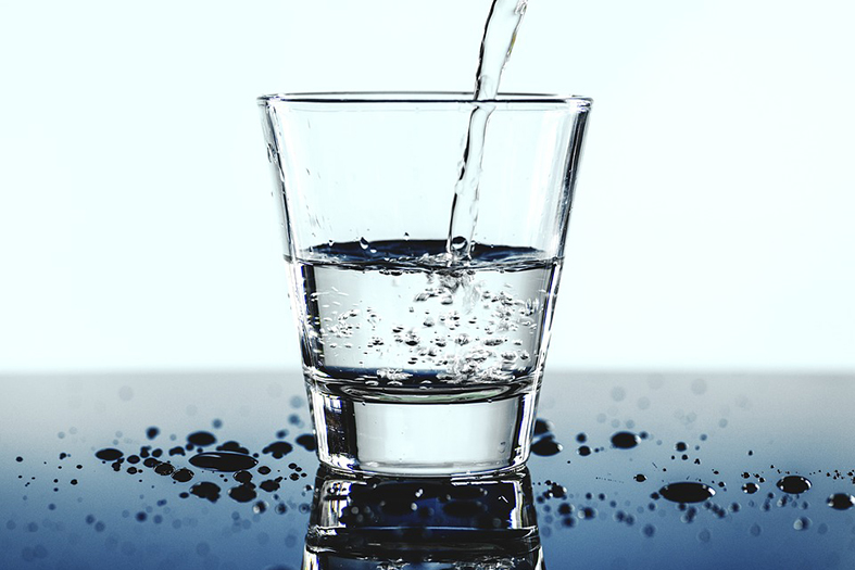 copo com água purificada