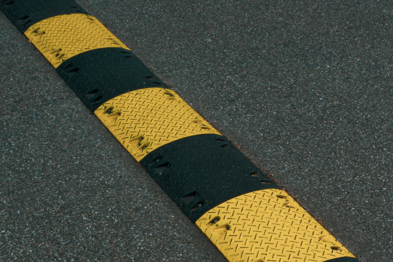 Redutor de velocidade em asfalto.