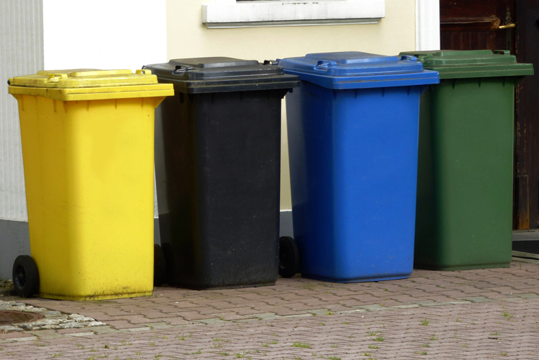 Latas de lixo nas cores destinadas aos diferentes tipos de lixo.