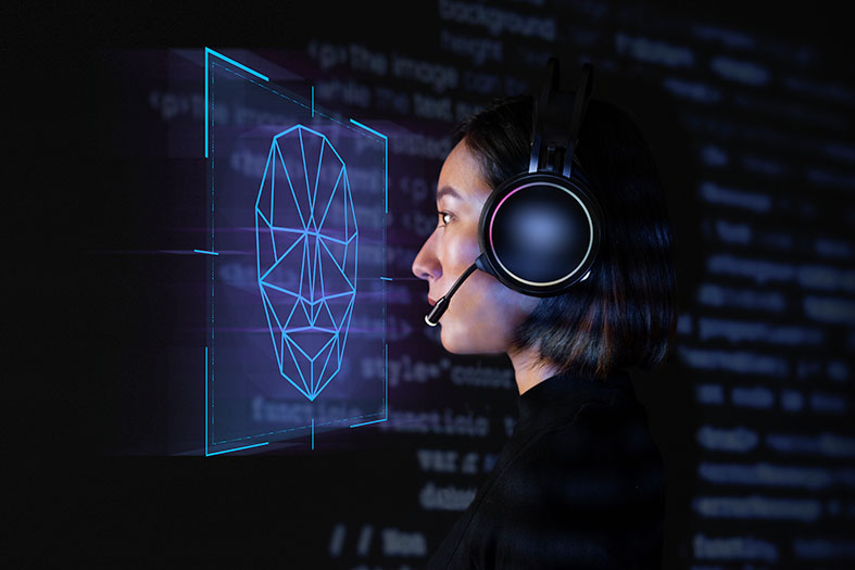 Mulher tendo seu rosto escaneado por biometria facial.