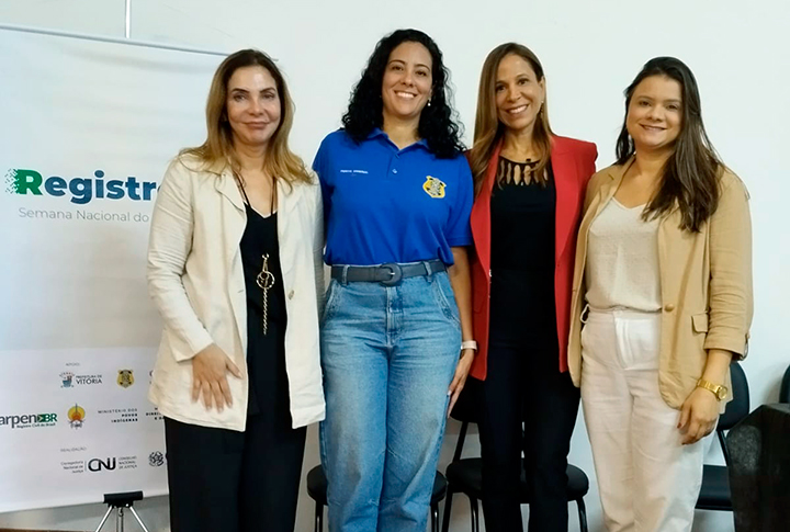 Representantes do Judiciário Capixaba posam para foto.